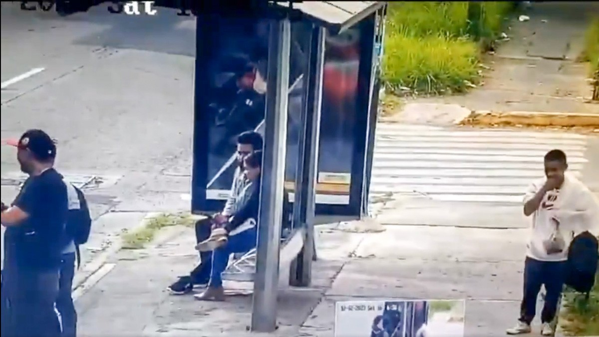 VIDEO: Se hicieron pasar por personas esperando el camión y de pronto asaltan a pareja