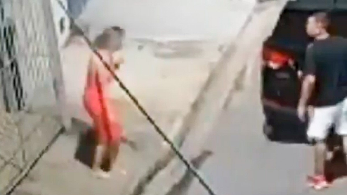 Cámara capta cuando militar golpea y mata a balazos a su esposa en plena calle