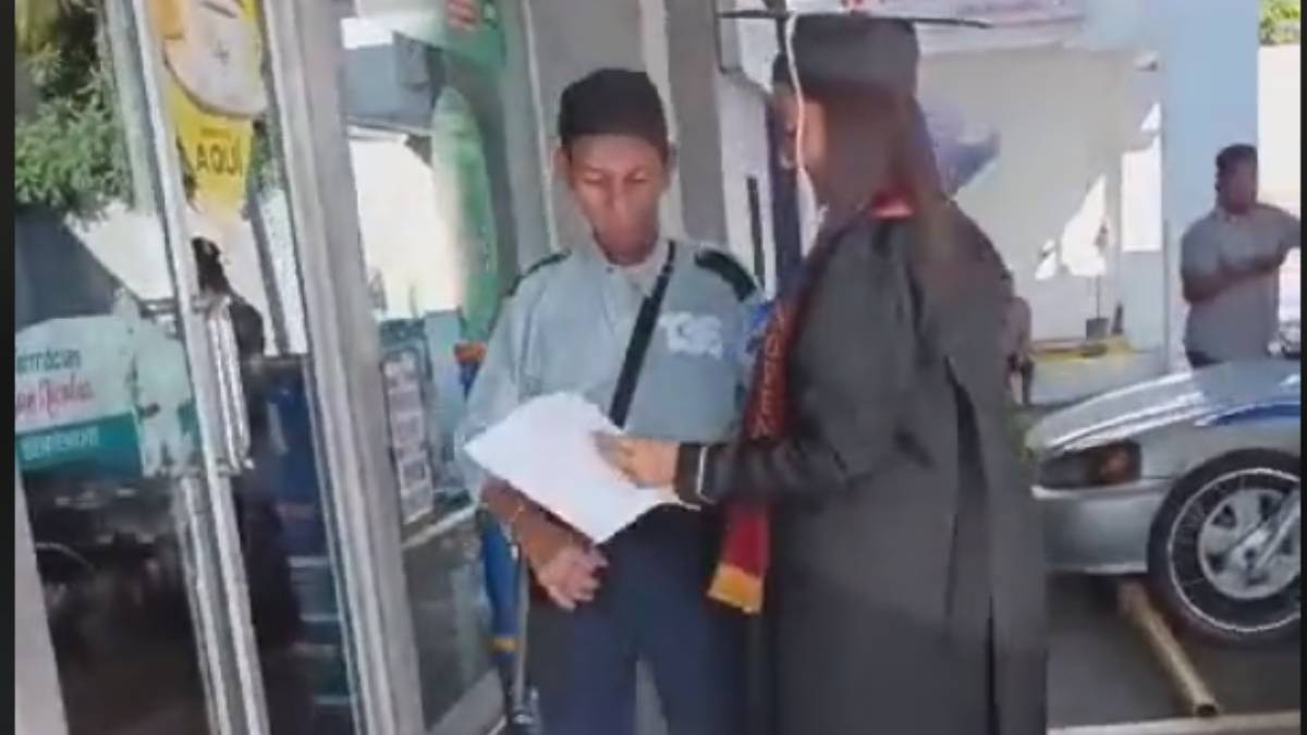 VIDEO Joven graduada lleva título a su papá porque no pudo ir a su ceremonia por el trabajo