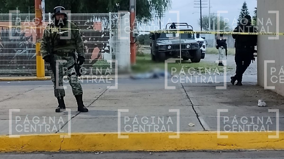 Muere pareja al caer de puente vehicular en Celaya, la moto quedó arriba