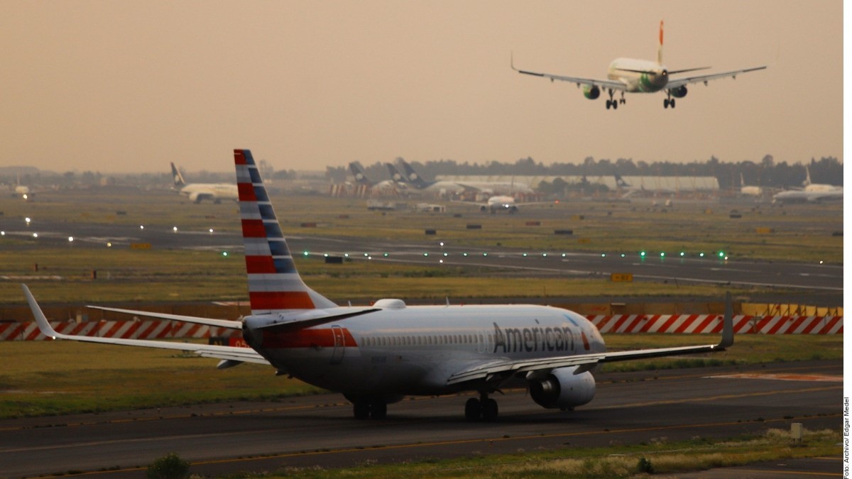 Aeropuertos suspenden operaciones por niebla