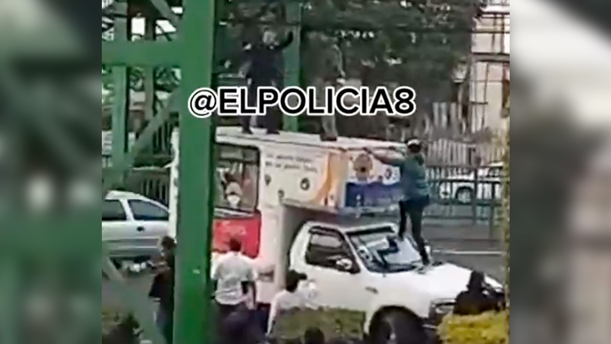 Rescatan a mujer que pretendía lanzarse desde un puente peatonal