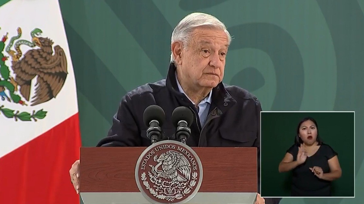 Asesorará Estado a familias de estudiantes asesinados; demandarían a AMLO por daño moral