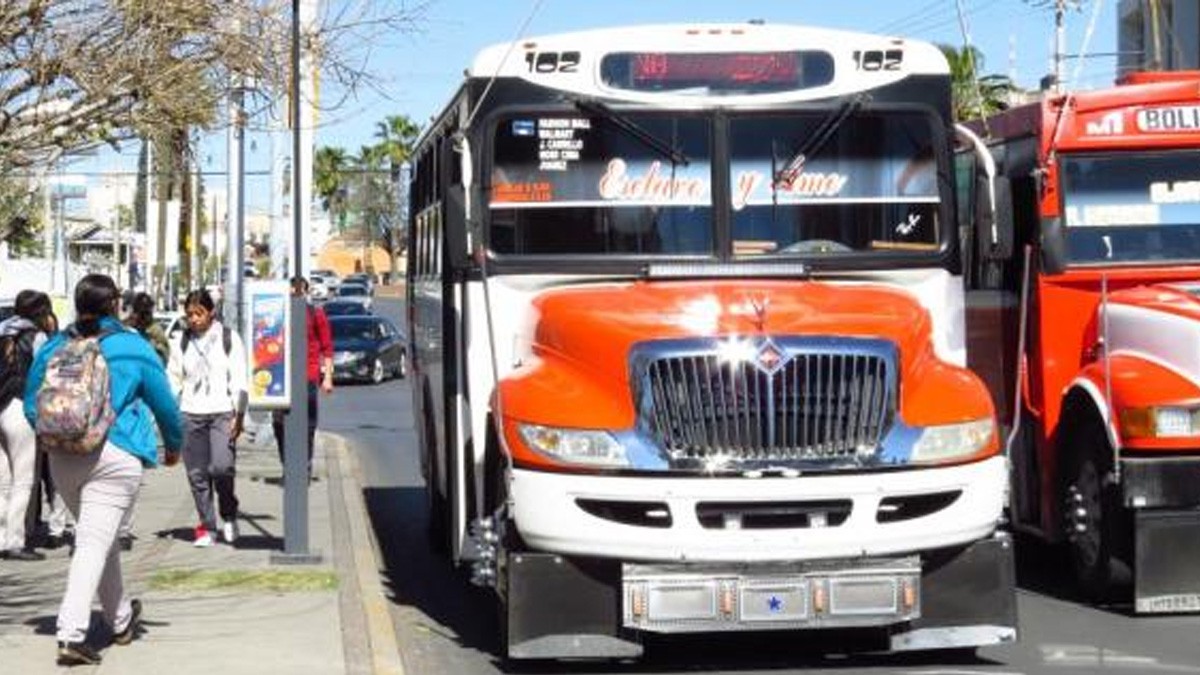 Camión atropella y arrastra a una mujer; chofer culpa a la falta de alumbramiento