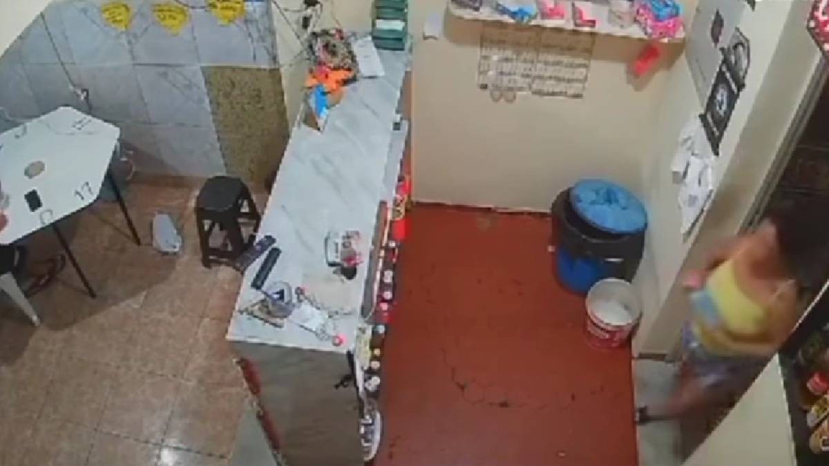 VIDEO Captan cuando mujer le prende fuego a su esposo por infidelidad y muere calcinado