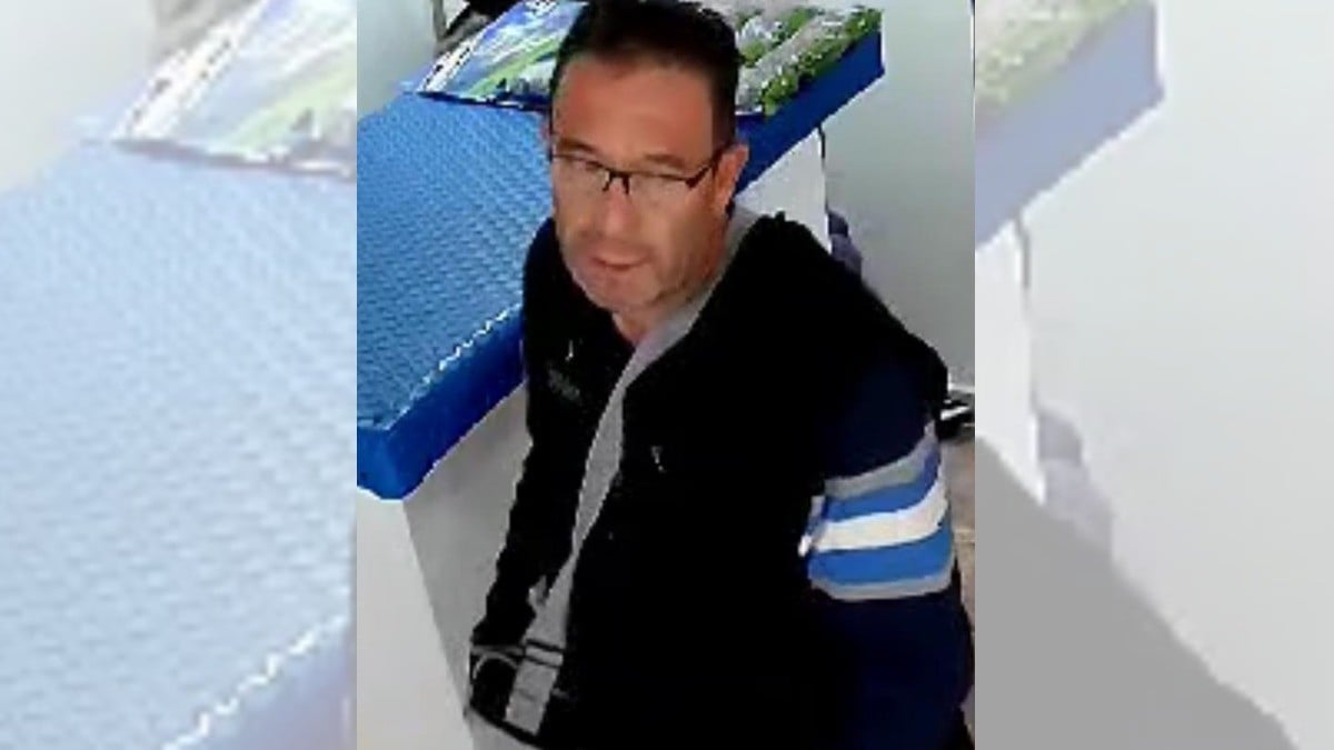 VIDEO Captan a ladrón de tienda de productos de limpieza; jovencita llora por su celular