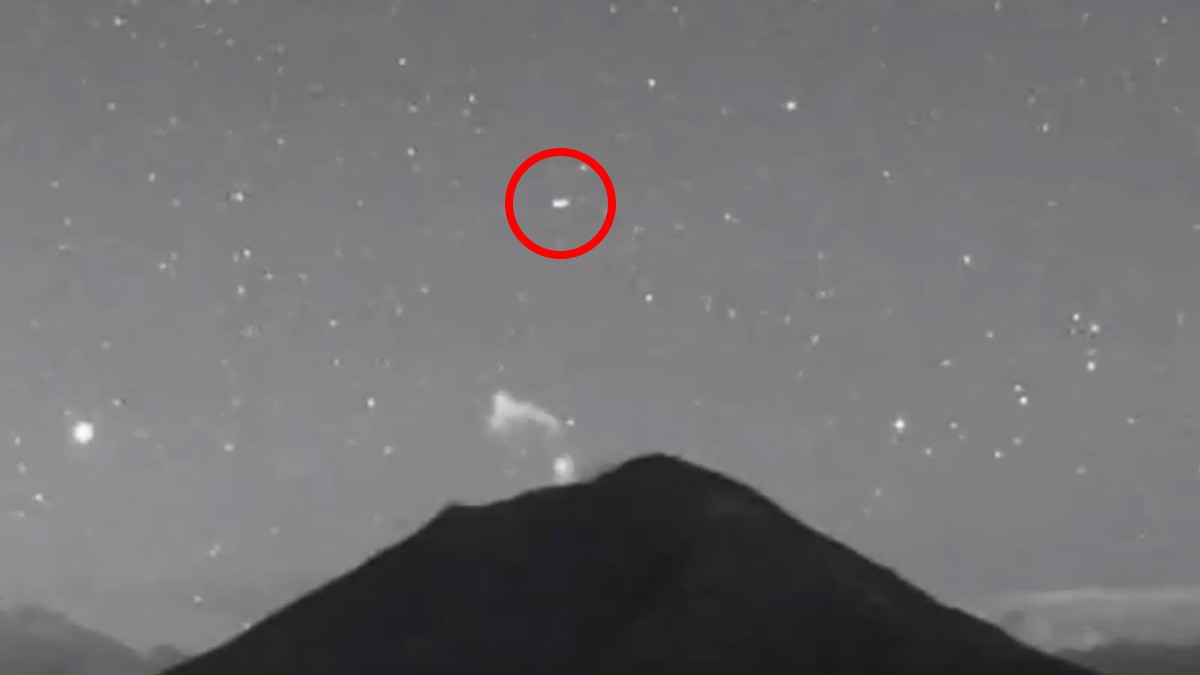 ¿Regresan los ovnis al Popocatépetl? Captan extraña luz sobre el volcán