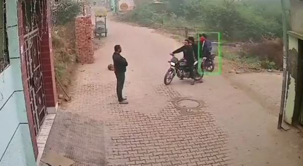 VIDEO Valiente abuelita detiene balacera y ahuyenta a hombres armados con escoba