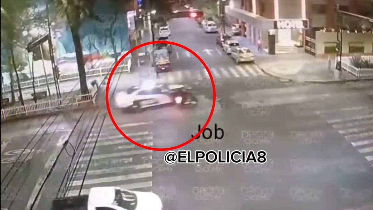 VIDEO: Captan momento en que jóvenes intentan rebasar a patrulla y son arrollados
