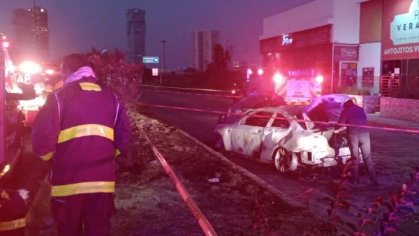 VIDEO: Auto BMW choca y se incendia; 3 personas fallecen y conductor se da a la fuga