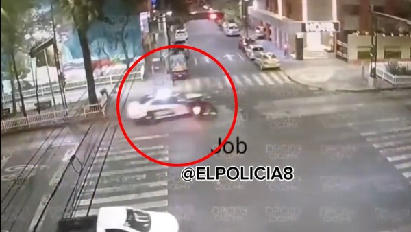 VIDEO: Captan momento en que jóvenes intentan rebasar a patrulla y son arrollados