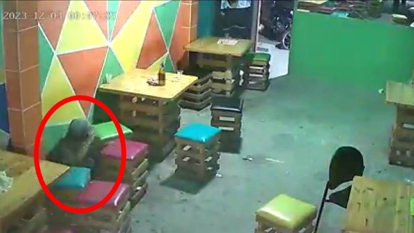 VIDEO Captan cuando hombre se esconde en unas bancas durante tiroteo y salva su vida