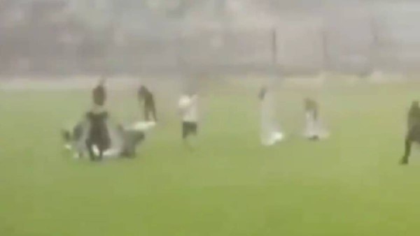 VIDEO Futbolista muere tras caerle rayo en pleno partido