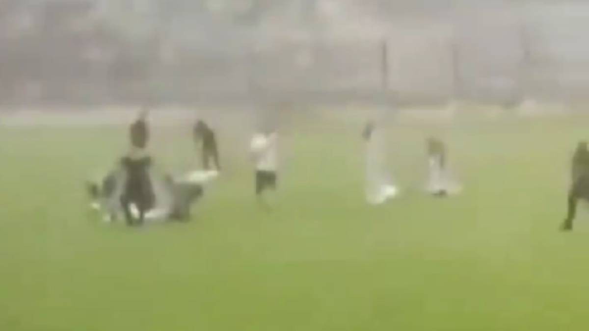 VIDEO Futbolista muere tras caerle rayo en pleno partido