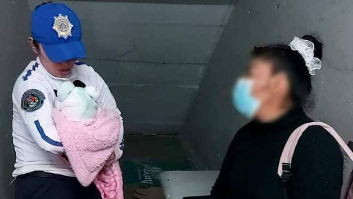 Policía amamanta a bebita luego de que su mamá se desmayó en las escaleras del transporte