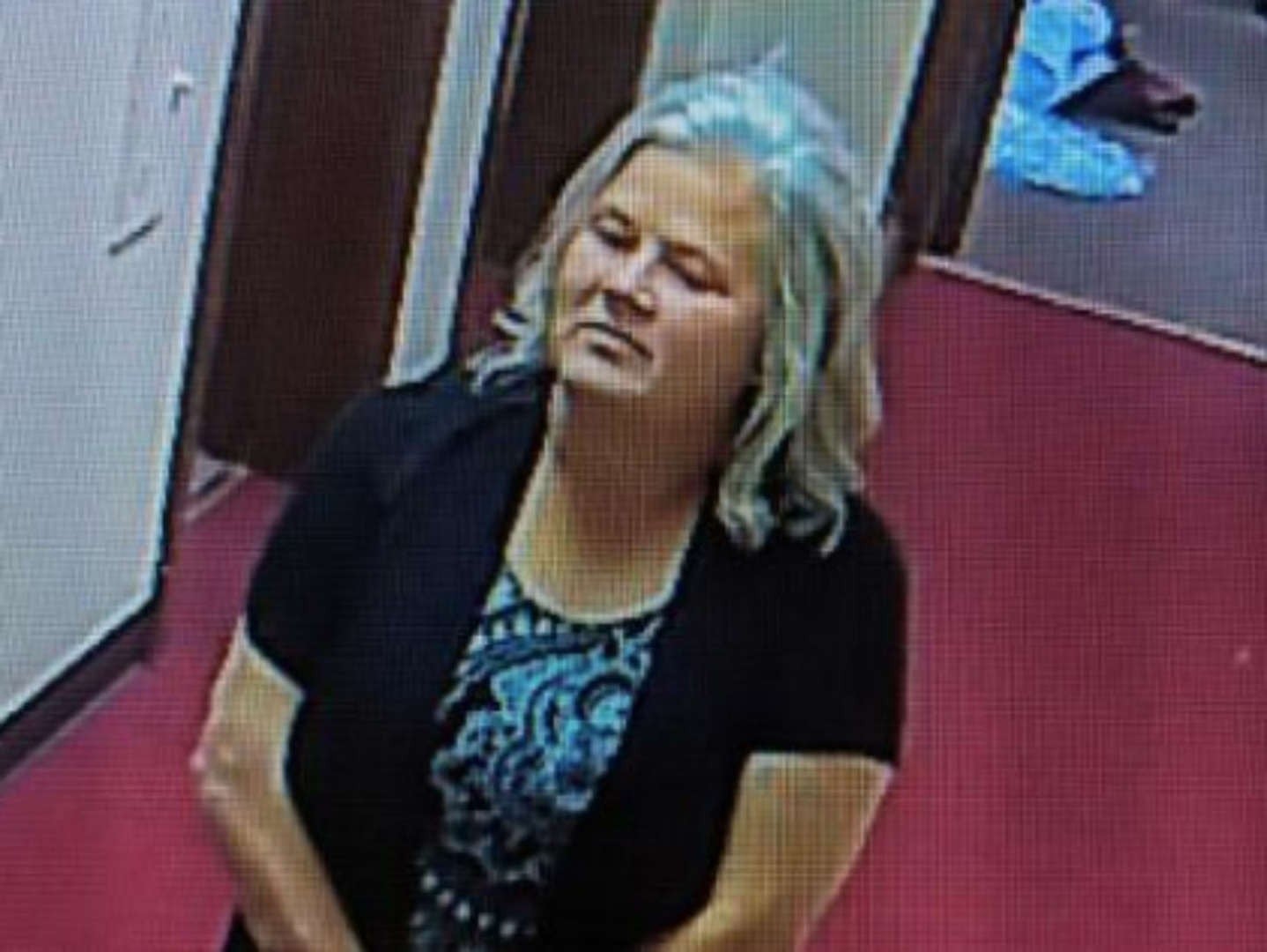 Descubren a abuelita que se colaba en bodas para robar regalos y carteras de los invitados