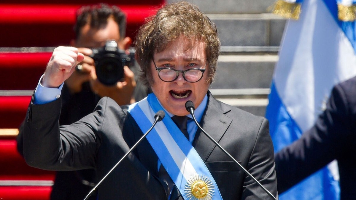 Devalúa Argentina 54% su moneda