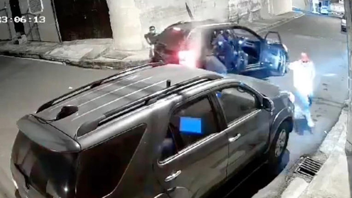 VIDEO Quisieron asaltar a conductor; él se defiende, los ataca a balazos y mata a uno