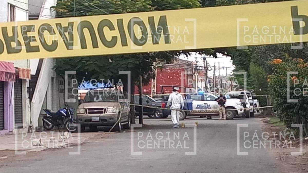 Maestros cubren a niños por balacera junto a primaria; matan a mujer a unos metros