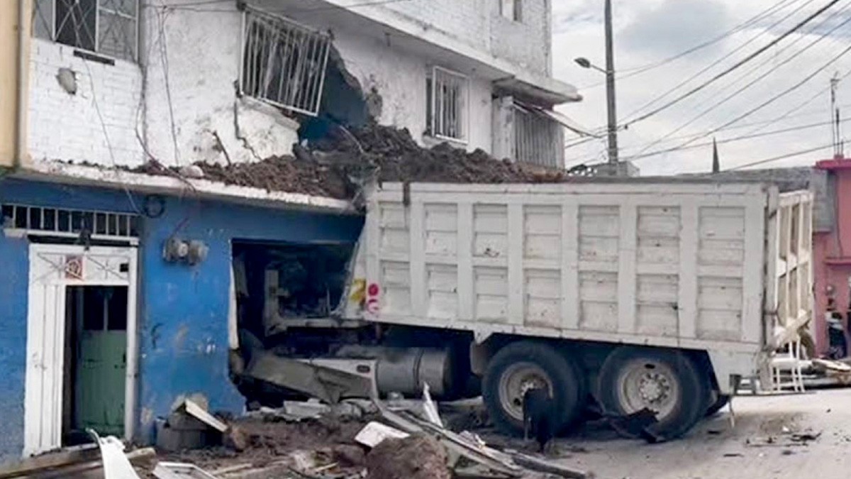 Camión se queda sin frenos y se impacta contra domicilio; hay dos muertos