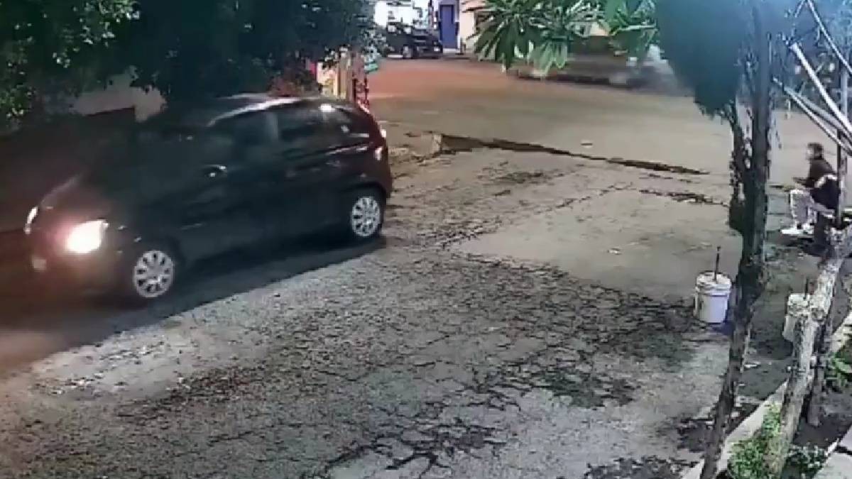 VIDEO Conductor atropella a abuelita al ir de reversa y escapa al verla bajo su coche