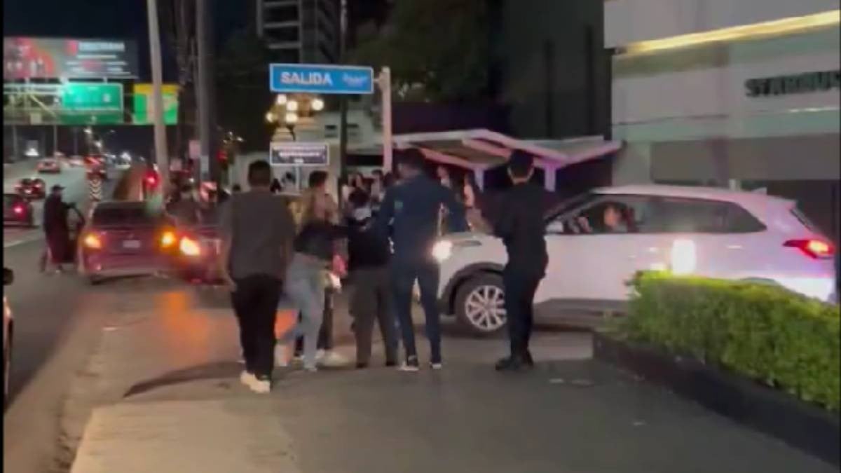 VIDEO Captan cuando hombre le da cabezazo a una mujer por hacerle un reclamo