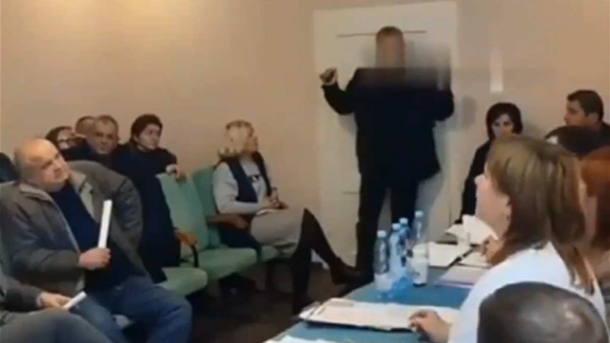 VIDEO: Discutían en sesión de trabajo y un hombre de repente detonó dos granadas