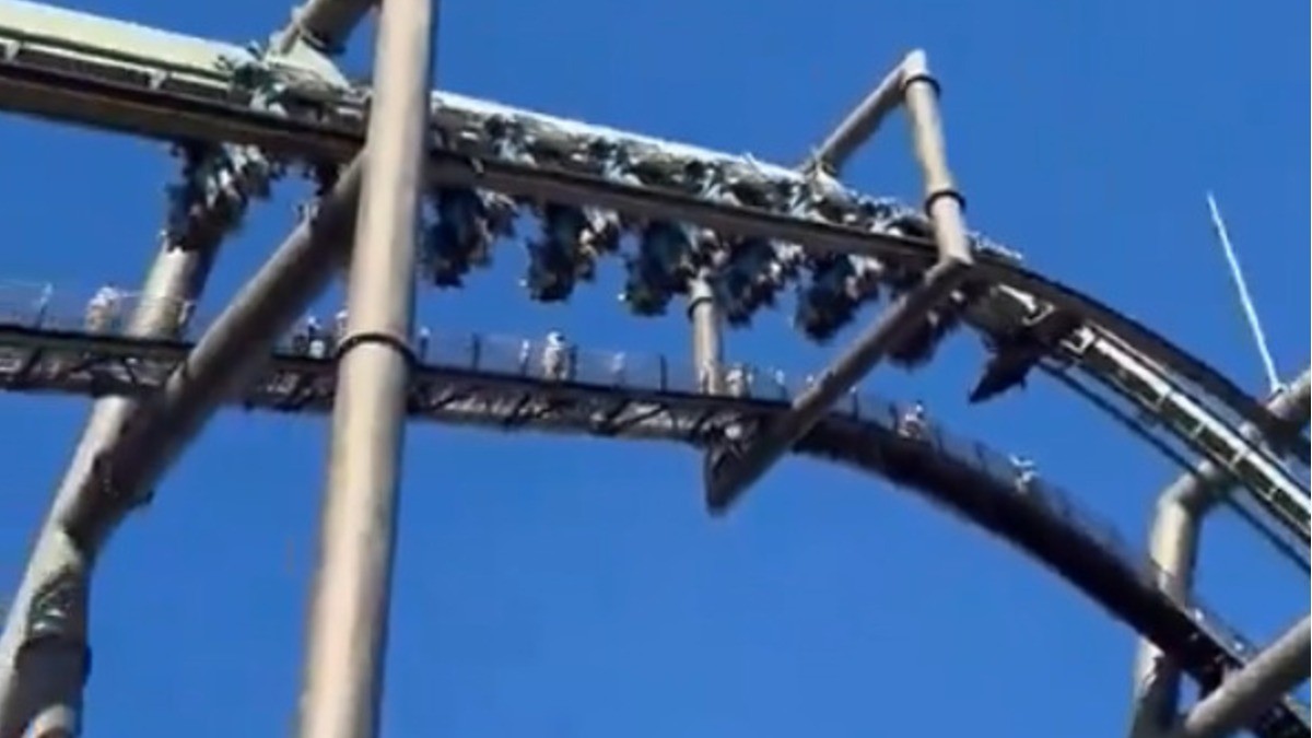 VIDEO Montaña rusa falla y deja a todos de cabeza ¡por 45 minutos!