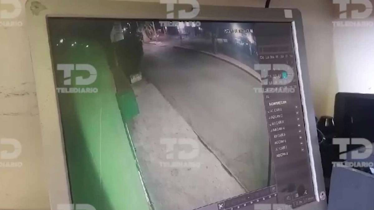 Conductor a exceso de velocidad causa choque y mata a 2 policías