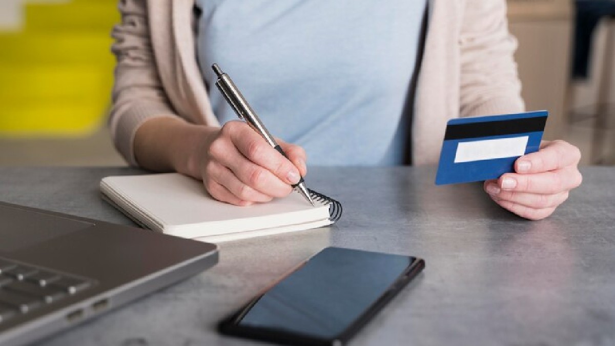 ¿Hay cargos misteriosos en tu cuenta? ¡El banco debe regresarte tu dinero! Así lo dijo la SCJN