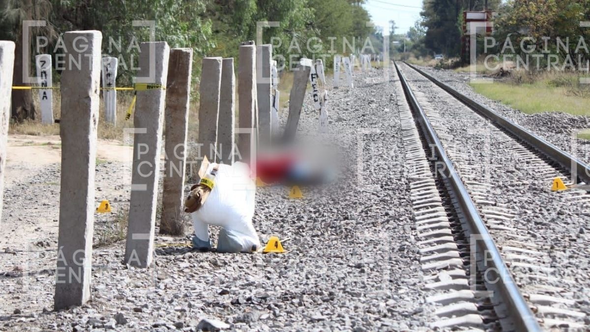 Hombre sentado en las vías escuchaba música con audífonos y muere atropellado por el tren