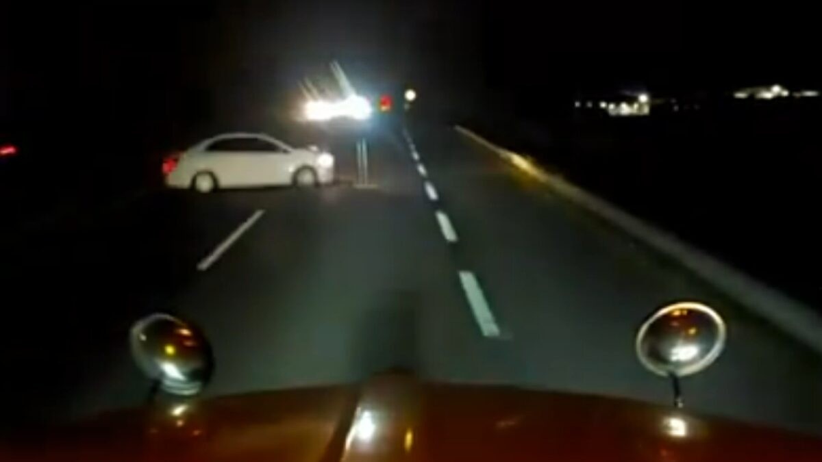 VIDEO: Mujer se duerme al volante y choca con un tráiler; hay un muerto