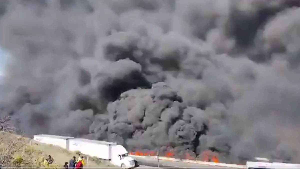 VIDEO Parece el infierno: explota pipa cargada con combustible en esta carretera