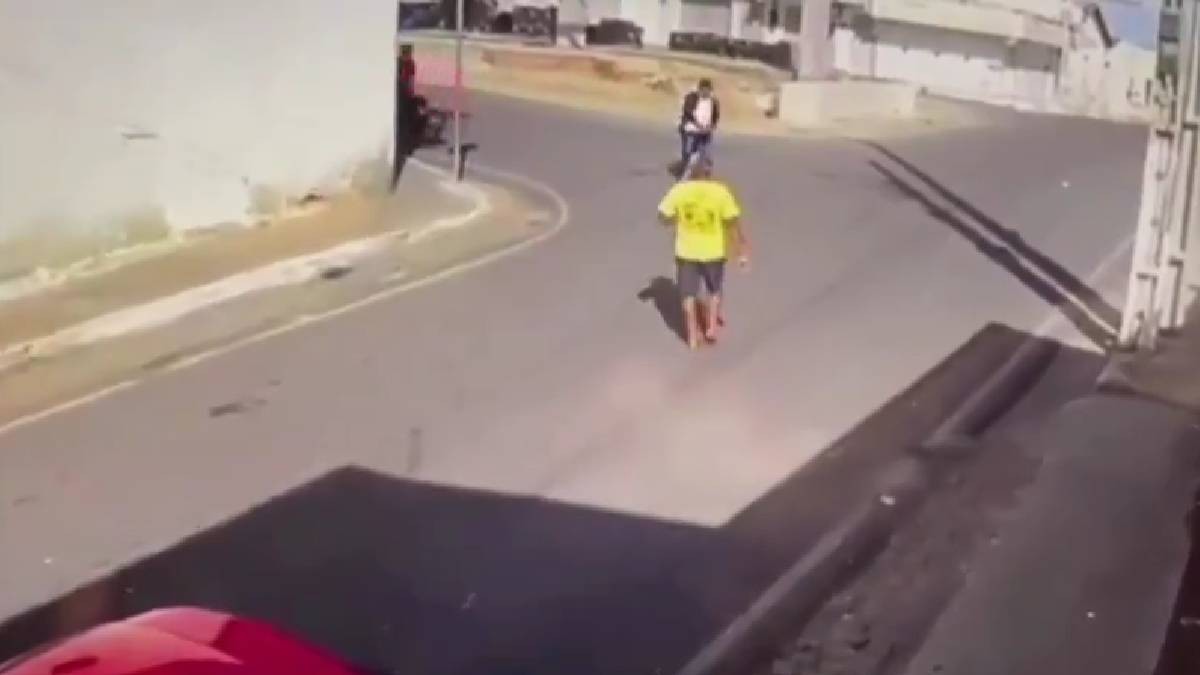VIDEO Cámara capta cuando mató a su amigo y luego pateó el cadáver