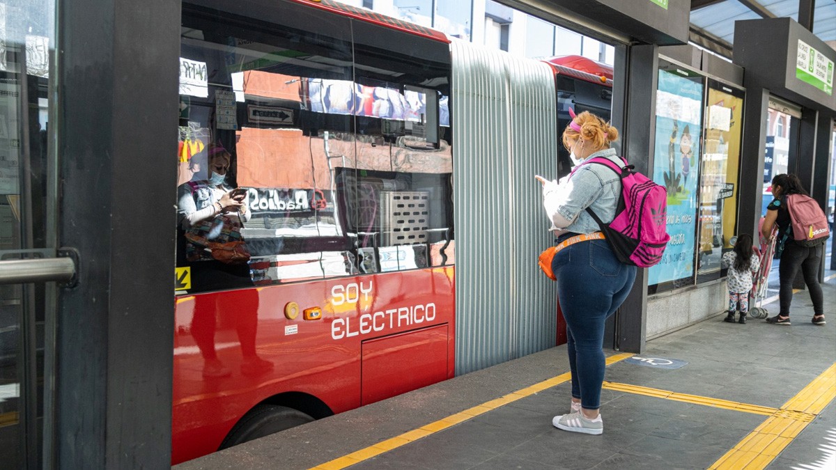 Hombre apuñala y mata a otro en estación de transferencia; ya lo detuvieron