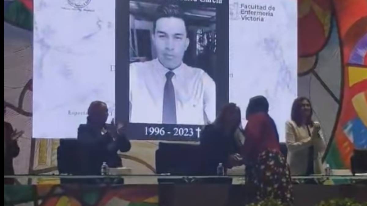Estudiante de enfermería muere en accidente y le dan a su mamá el diploma de graduación