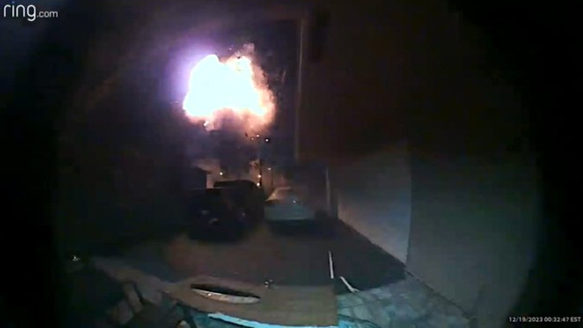 VIDEO: Casa explota y deja gravemente heridos a cuatro integrantes de una familia