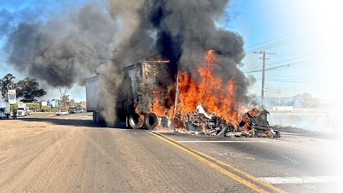 Atacan a la Guardia Nacional, desatan persecución, queman vehículos y bloquean vialidades