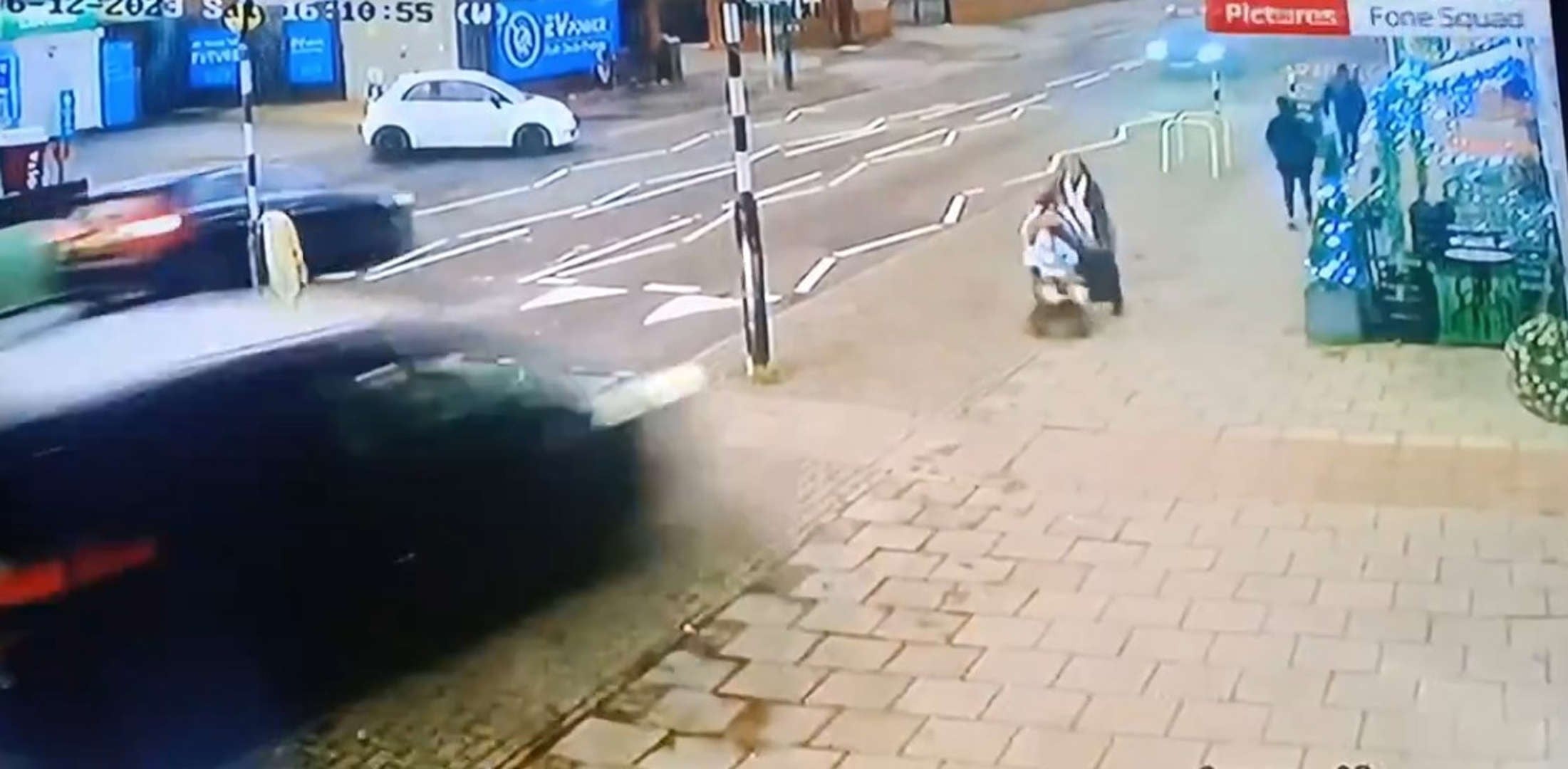 VIDEO Captan cómo mamá y su hijo en carriola se salvan de terrible atropello