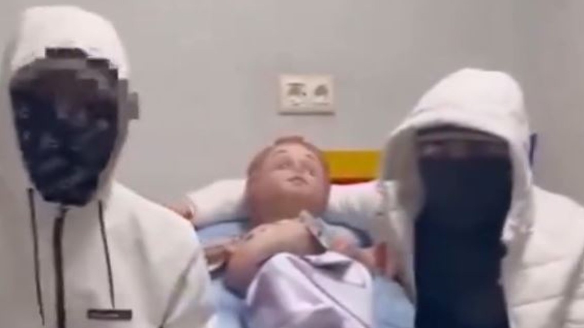 VIDEO Jóvenes ‘secuestran’ al niño Dios de un nacimiento; exigen 37 mil de rescate