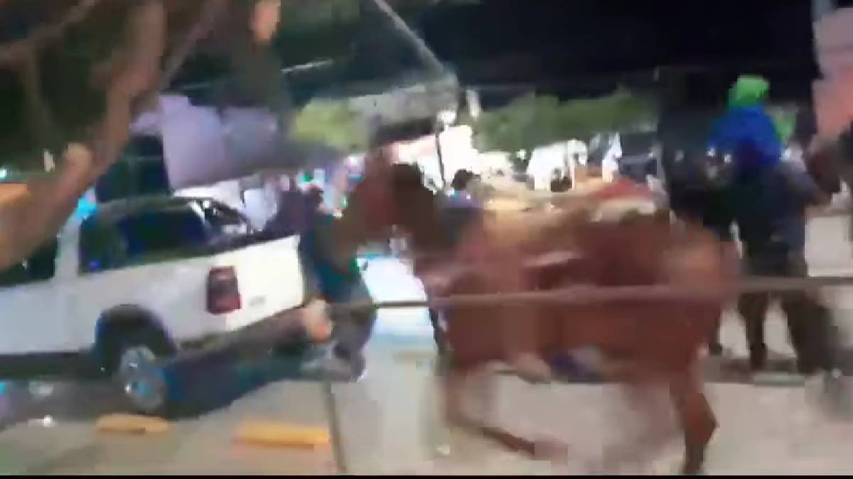 VIDEO Caballo arrastra a mujer varias cuadras durante desfile y se unen para detenerlo