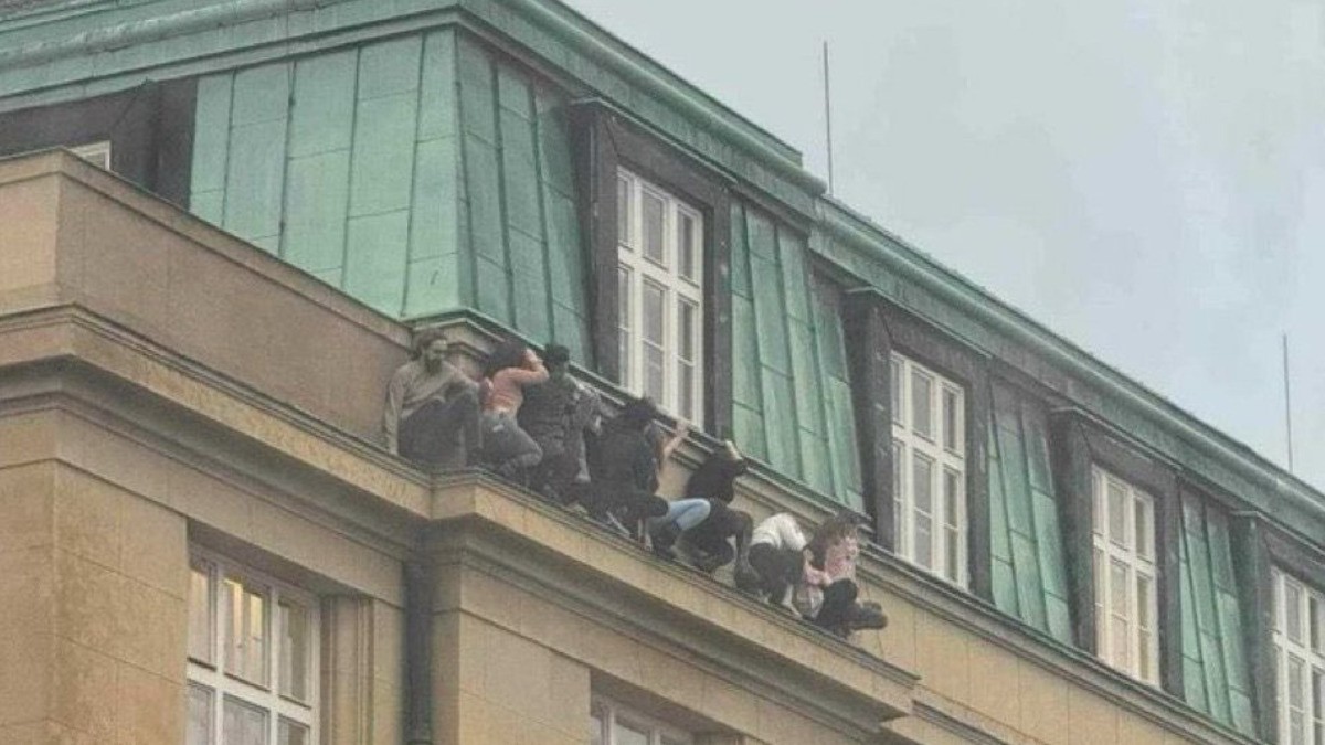 ¡Masacre en universidad! Entra a facultad de filosofía y ataca a estudiantes; mata a 15