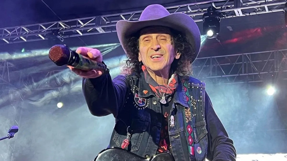 VIDEO Alex Lora 'besa' el piso en pleno escenario y se hace viral