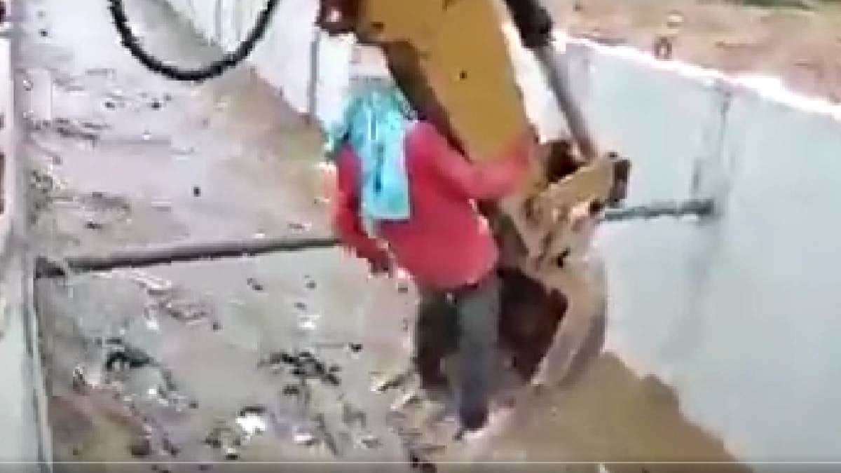 VIDEO Así albañil entró a la ‘mano de chango’ y salvó a perrito a punto de morir