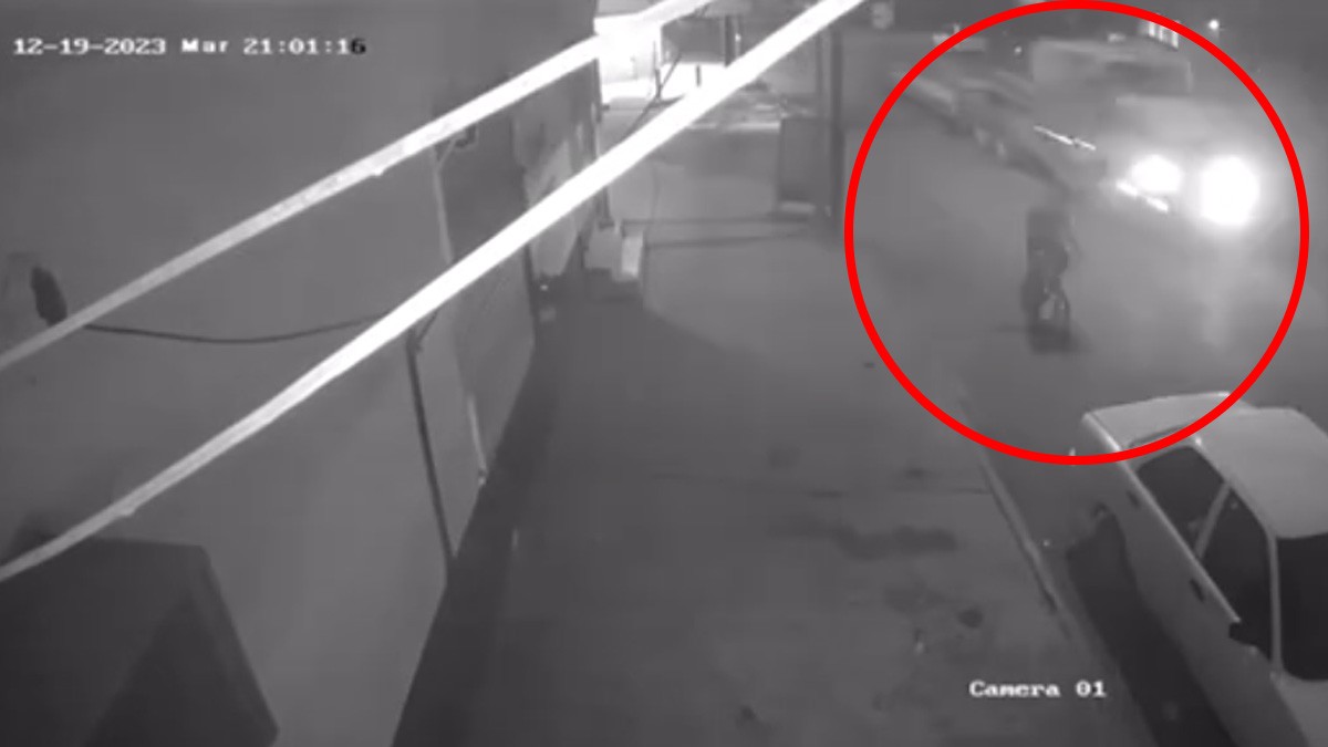 VIDEO Captan cuando abuelito en bicicleta sale volando al ser impactado por un tráiler