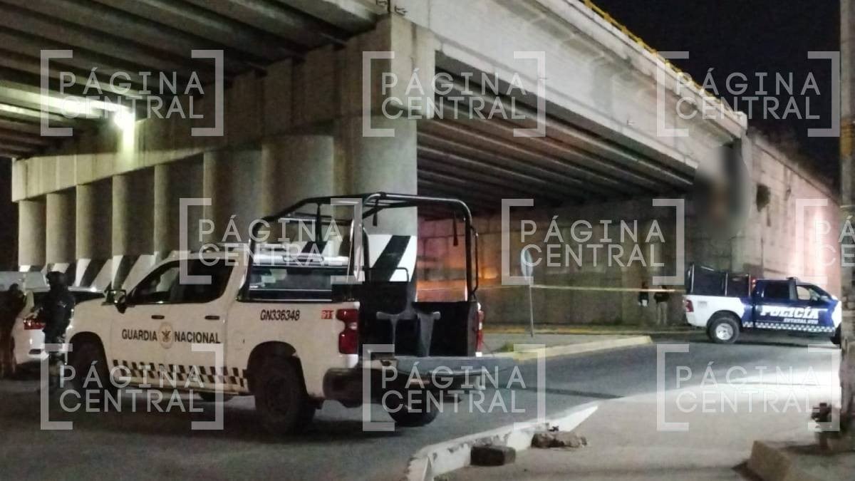 Le arrancan la cara y dejan cadáver colgado de un puente vehicular