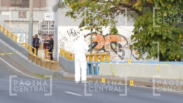 Motociclista circulaba por Malecón, choca y muere al salir volando en Puente de Insurgentes