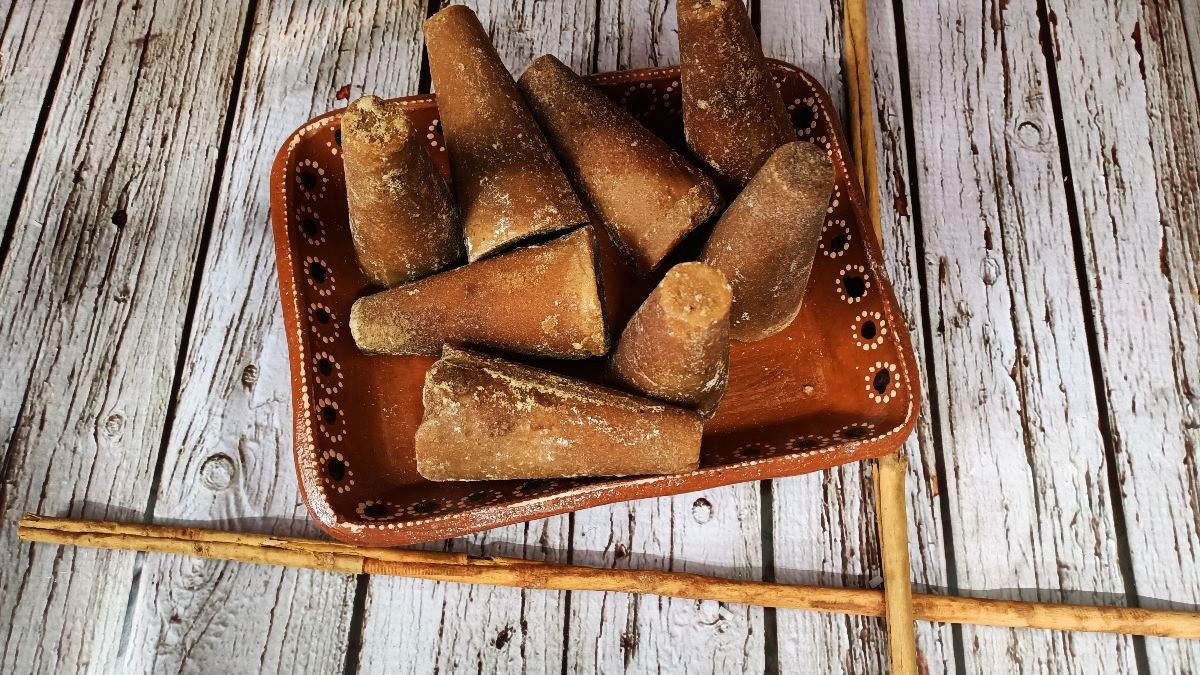 ¿Es más saludable endulzar con piloncillo que con azúcar? Te decimos todo