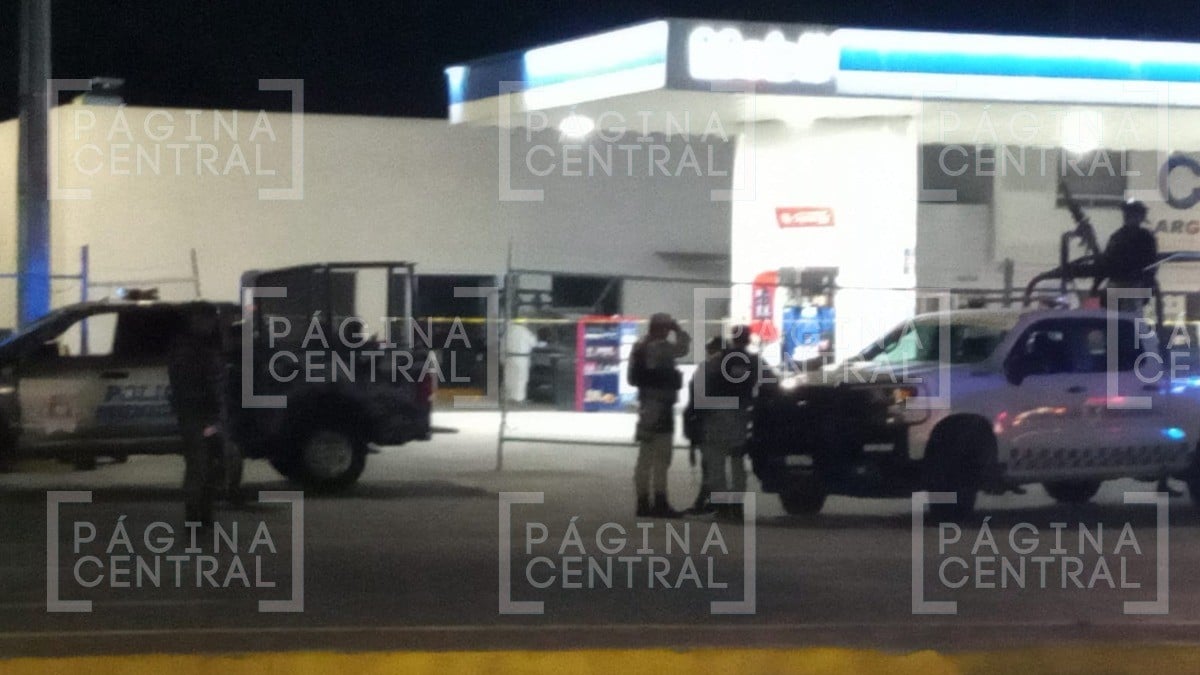 Descargan sus armas contra policía municipal que vigilaba gasolinera; muere al instante