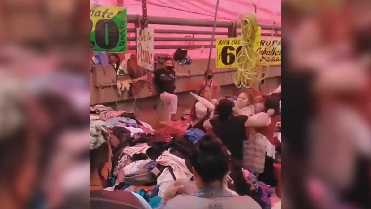 VIDEO Zafarrancho en tianguis; mujeres pelean a golpes por la ropa de segunda